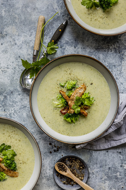 Brokkolisuppe med strimlet svinekjøtt