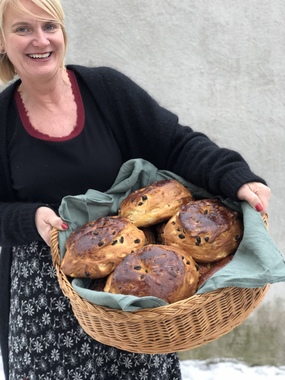 Torunn med kurv full av julekaker