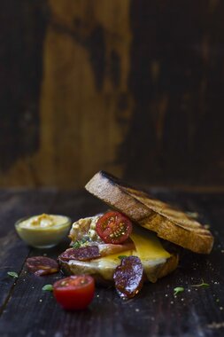 Ostesmørbrød på grillen