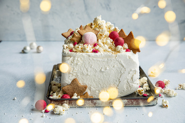 Iskake med pepperkaker og popcorn