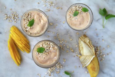 Smoothie med mango, banan og havre