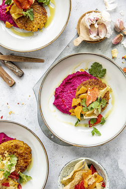 BYGGRYNSKAKER MED RØDBETEPURÉ OG GRØNNSAKSCHIPS