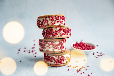 Iskrem-sandwich med pepperkaker og frysetørret bringebær