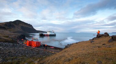 Øving på fullskala strandrydning ved Diabasodden på Svalbard.