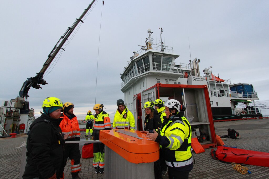 Mannskap på land i øvelse på Svalbard 2025