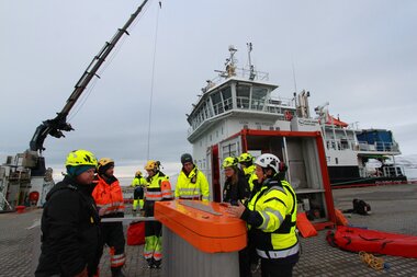 Mannskap på land i øvelse på Svalbard 2025
