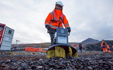 Med denne såkalte Fox-mikseren blander Ingrid Kårstad barken med grus og sand på stranda for å innkapsle oljen under Øvelse Svalbard i Isfjorden.