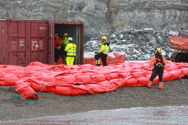 Strandrensing øvelse Svalbard 2025