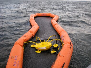 Godafoss: KV Harstad samler opp olje