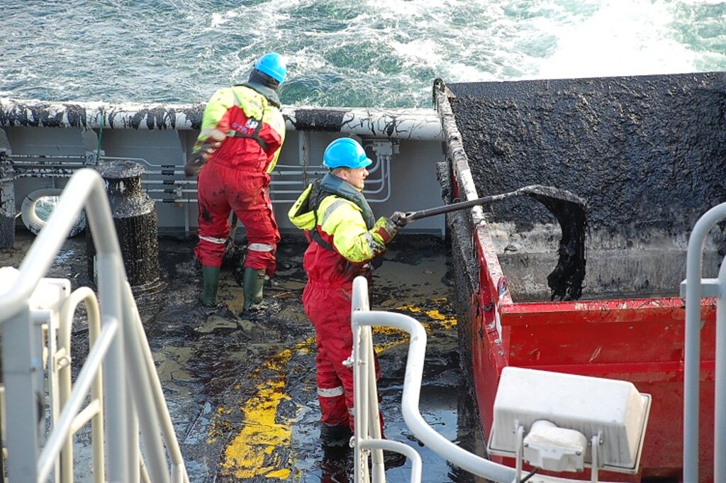 KV Nornen: Arbeid med olje på dekk