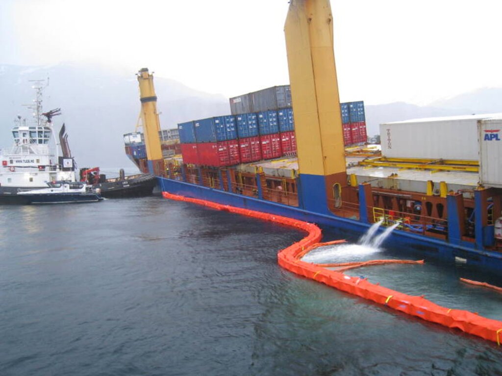 Containerskipet Celina  på grunn ved Måløy