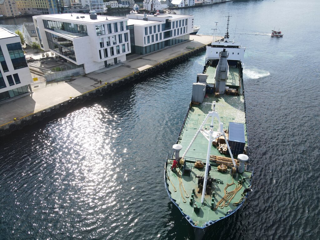 Lastebåt i Ålesund - losaspiranter på ankerkurs