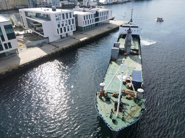 Lastebåt i Ålesund - losaspiranter på ankerkurs