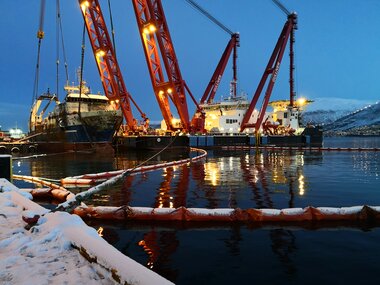 Tråler tømmes for olje og diesel