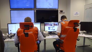 Operasjonssentralen følger med på skjermene, hva som registreres i aksjonsområdet