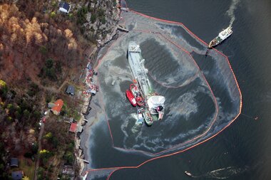 Oljeoppsamling etter "Crete Cement"