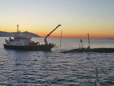 Braken - fartøyet "Oljevern 01" med mannskap fra MS Ona - kranarbeid nov 14