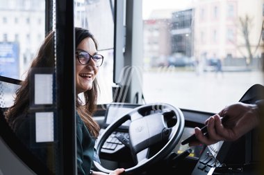 Bussjåføren ønsker kunden velkommen