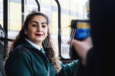 Bussjåfør tar i mot kundene