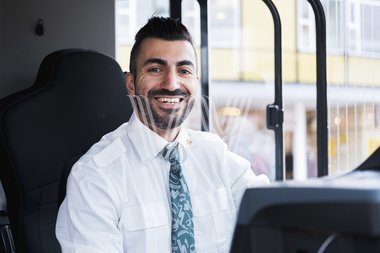 Bussjåfør ønsker kundene velkommen