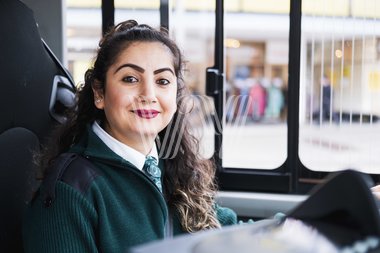 Kvinnelig bussjåfør ønsker velkommen