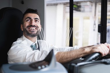 Bussjåfør ønsker kundene velkommen