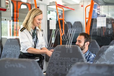 Konduktør om bord i toget