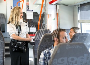 Konduktør om bord i toget