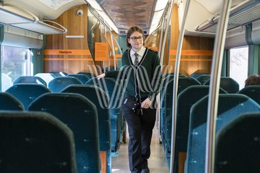 Konduktør om bord i toget