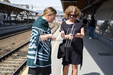 Konduktør og kunde på plattform