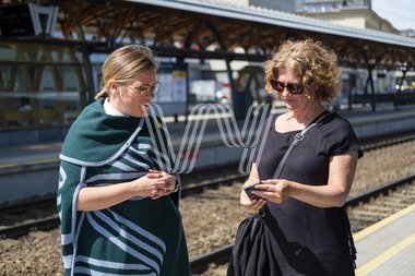 Kunde får hjelp av konduktør 