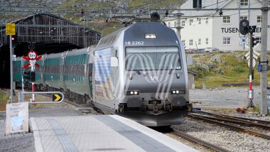 Finse - EL-18 på vei inn på Finse stasjon