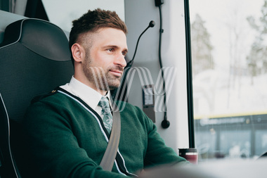 Bussjåfør Lukasz kjører