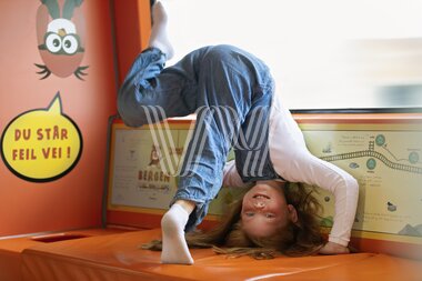 Jente leker i familievognen på Bergensbanen