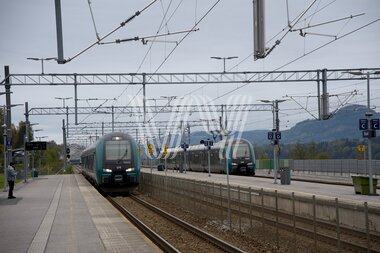 Tog på Eidvoll stasjon