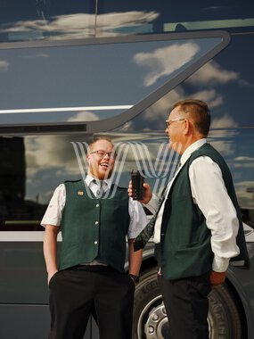 Bussjåfører utenfor Vy-bussen