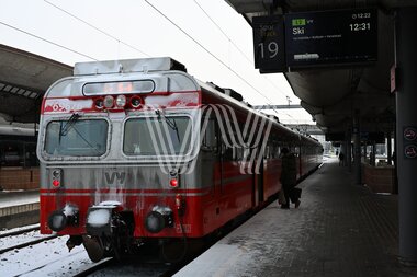 Passasjer på vei inn i togsett 69-sett