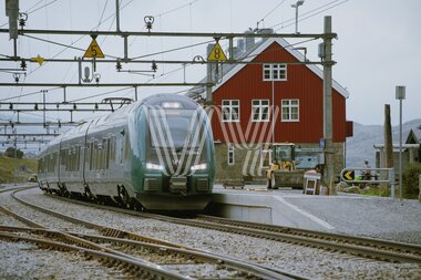 Finse - FLIRT-sett på vei inn på Finse stasjon