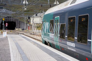 Finse - FLIRT-sett på vei ut fra Finse stasjon