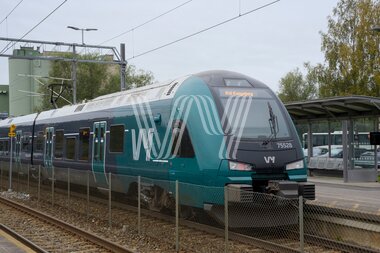 Tog på Eidvoll stasjon