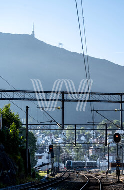 Toget kjører fra Bergen stasjon