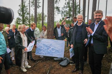 Jonas Gahr Støre og Jan Christian Vestre på sykehustomta