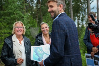 Jonas Gahr Støre og Jan Christian Vestre på sykehustomta