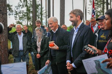 Jonas Gahr Støre og Jan Christian Vestre på sykehustomta