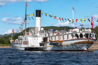 D/S Skibladner på Skibladnerbrygga ved Mjøsparken