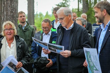 Jonas Gahr Støre og Jan Christian Vestre på sykehustomta