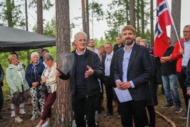 Jonas Gahr Støre og Jan Christian Vestre på sykehustomta