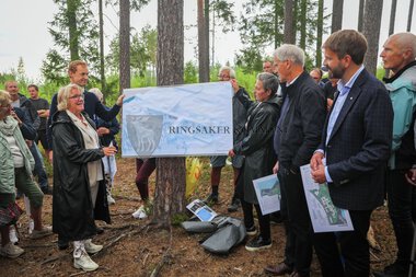 Jonas Gahr Støre og Jan Christian Vestre på sykehustomta