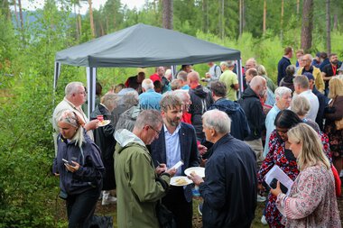 Jonas Gahr Støre og Jan Christian Vestre på sykehustomta