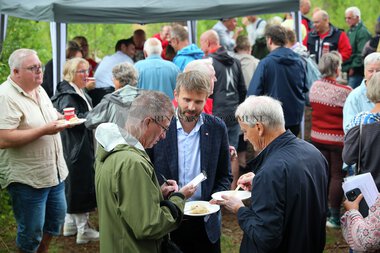 Jonas Gahr Støre og Jan Christian Vestre på sykehustomta